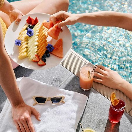 Sheraton Melbourne Hotel Exteriör bild Poolside service