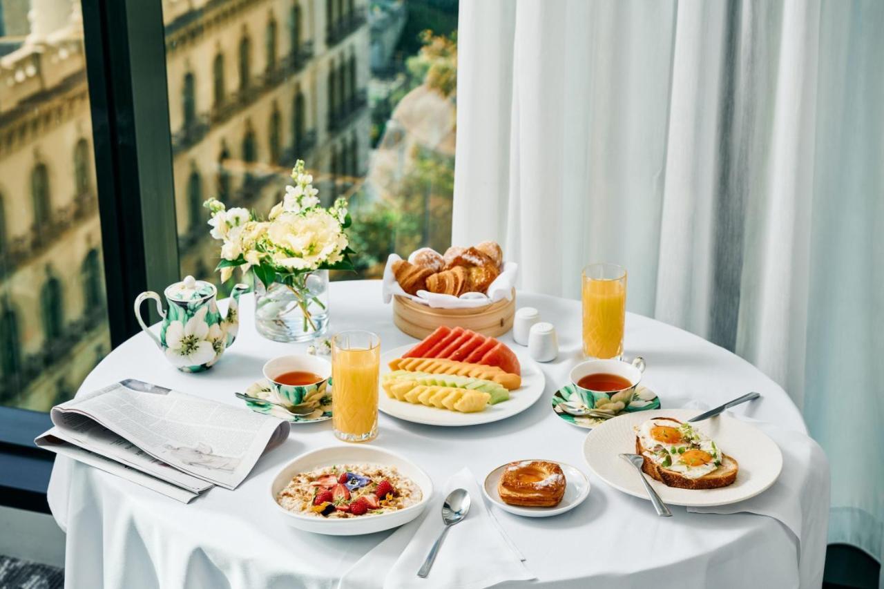 Sheraton Melbourne Hotel Exteriör bild A continental breakfast