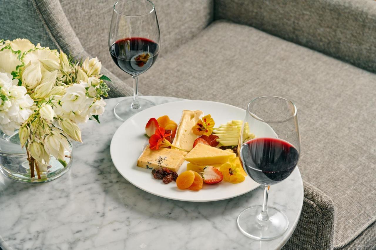 Sheraton Melbourne Hotel Exteriör bild Cheese and wine
