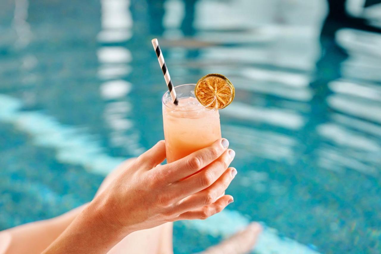 Sheraton Melbourne Hotel Exteriör bild A cocktail with a paper straw