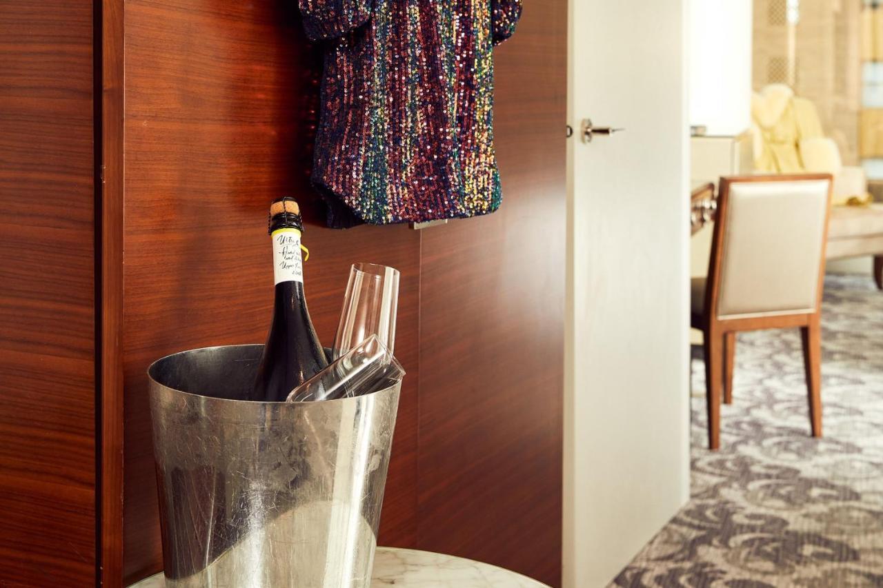 Sheraton Melbourne Hotel Exteriör bild A champagne bucket