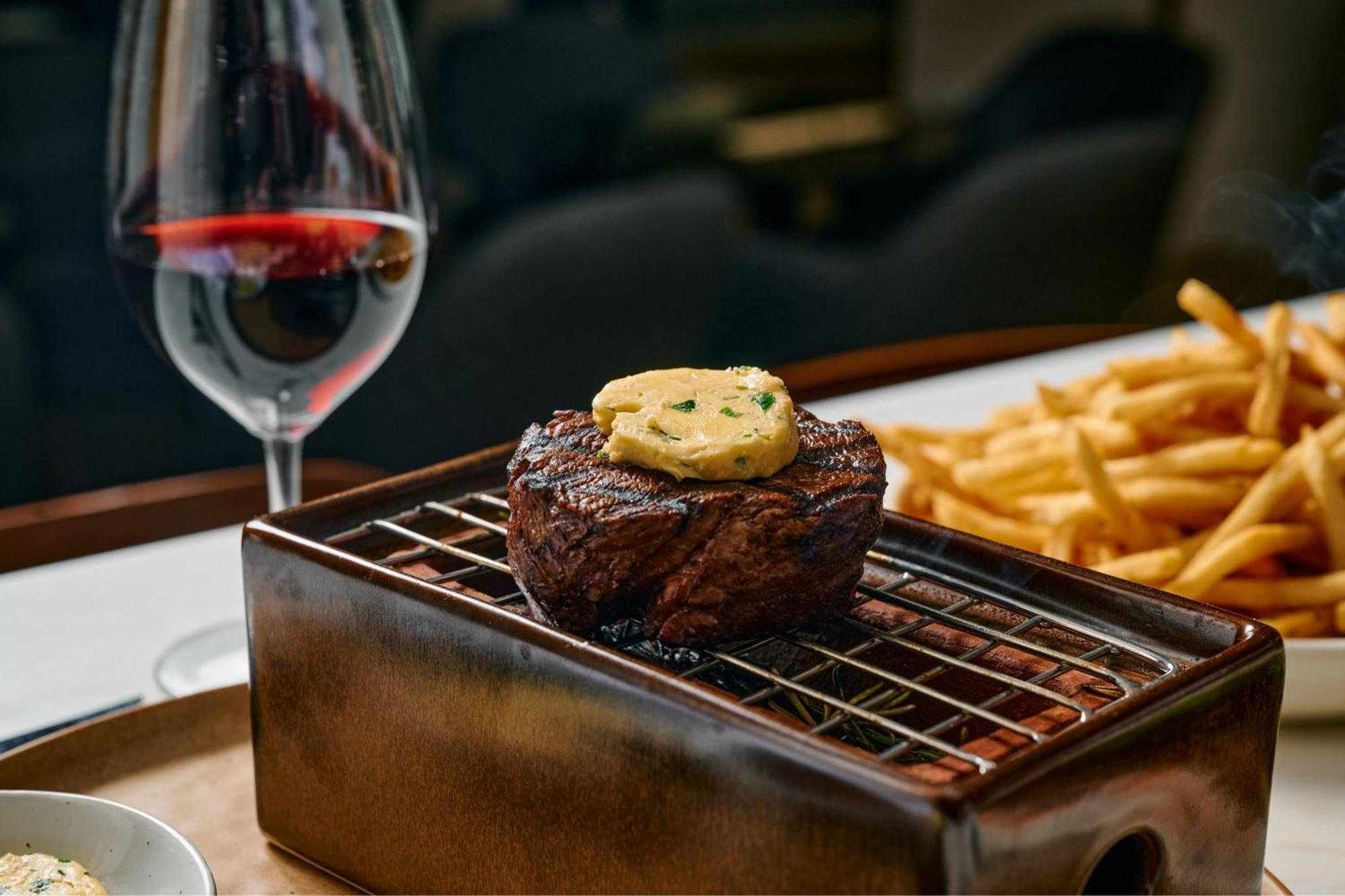Sheraton Melbourne Hotel Exteriör bild A steak at the restaurant