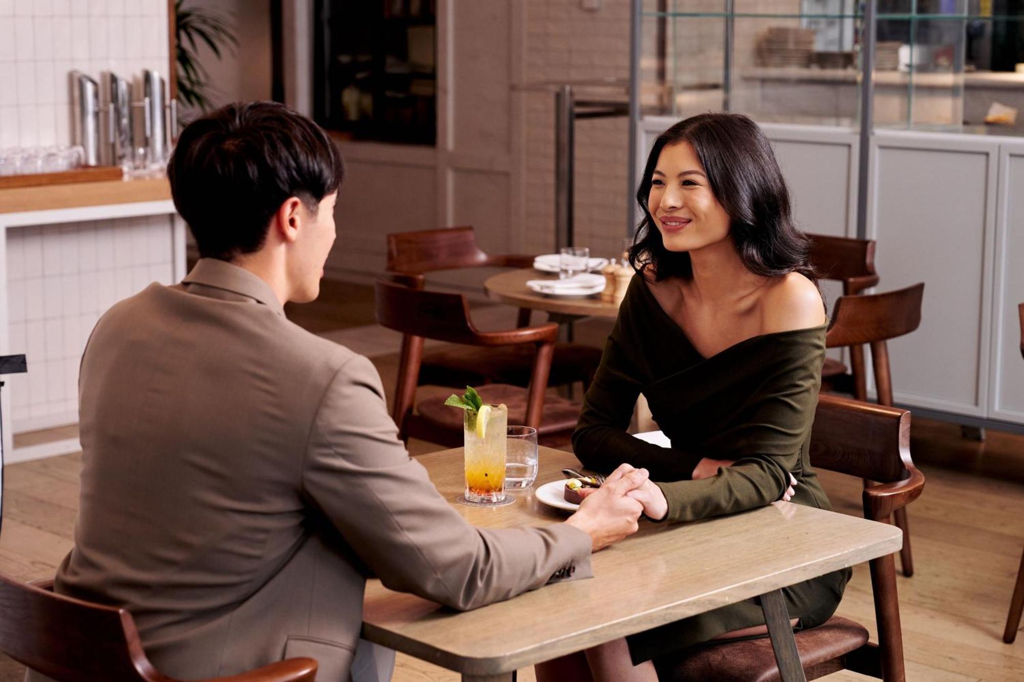 Sheraton Melbourne Hotel Exteriör bild A couple on a date