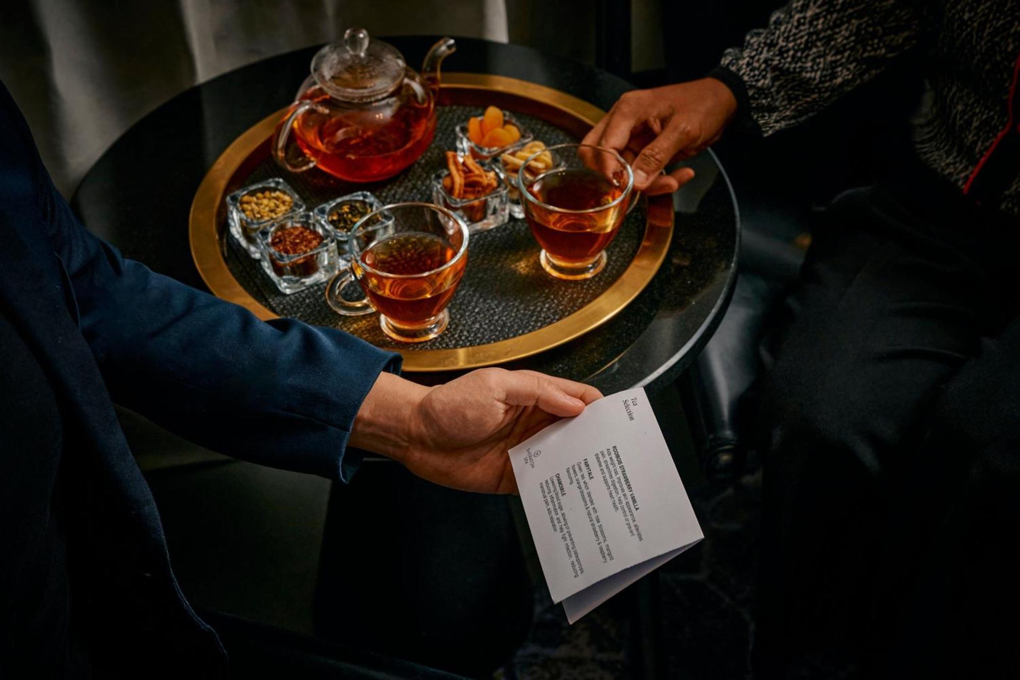 Sheraton Melbourne Hotel Exteriör bild A bartender serving drinks
