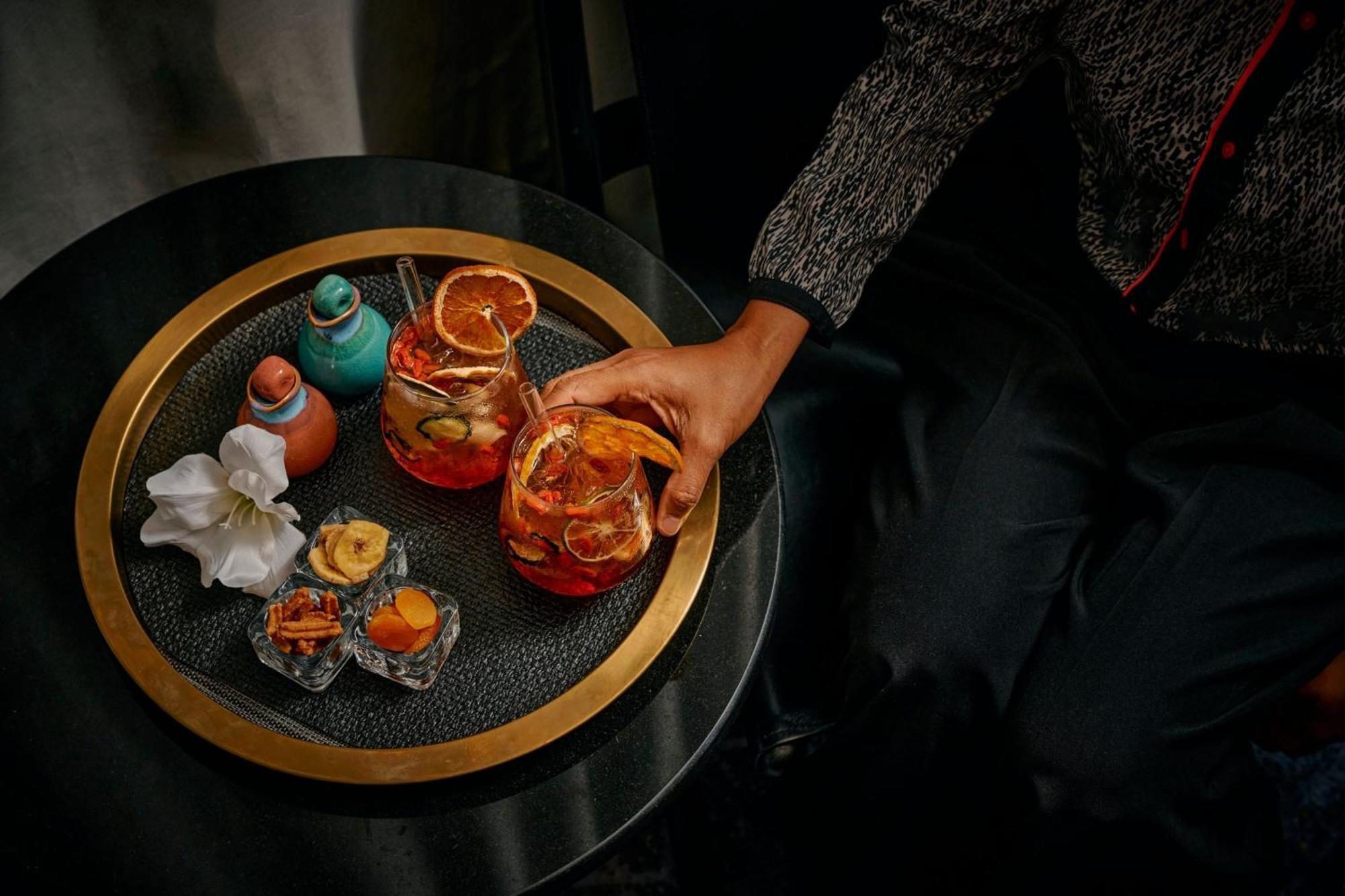 Sheraton Melbourne Hotel Exteriör bild A tray of cocktails