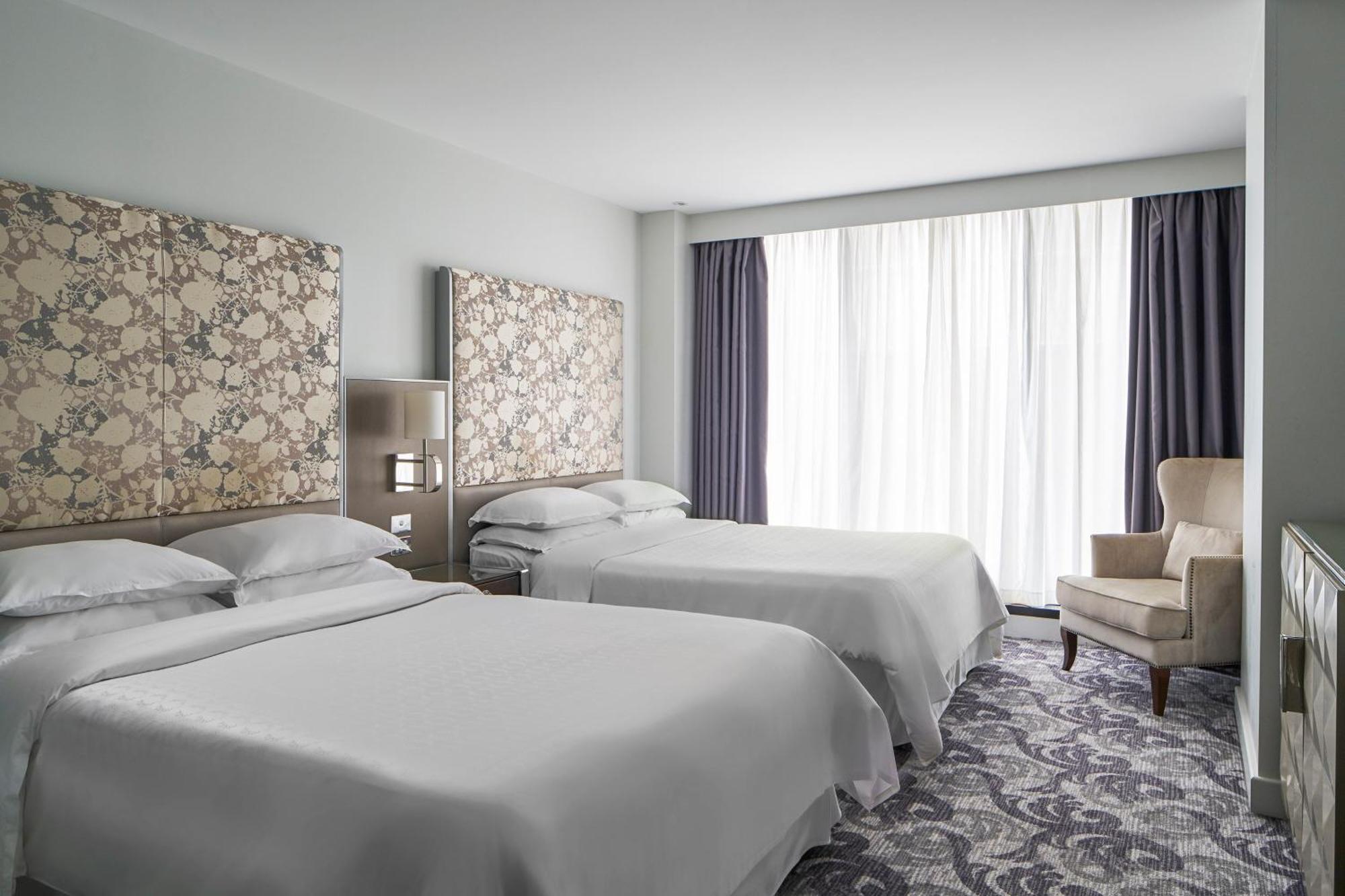 Sheraton Melbourne Hotel Exteriör bild A guest room at the hotel