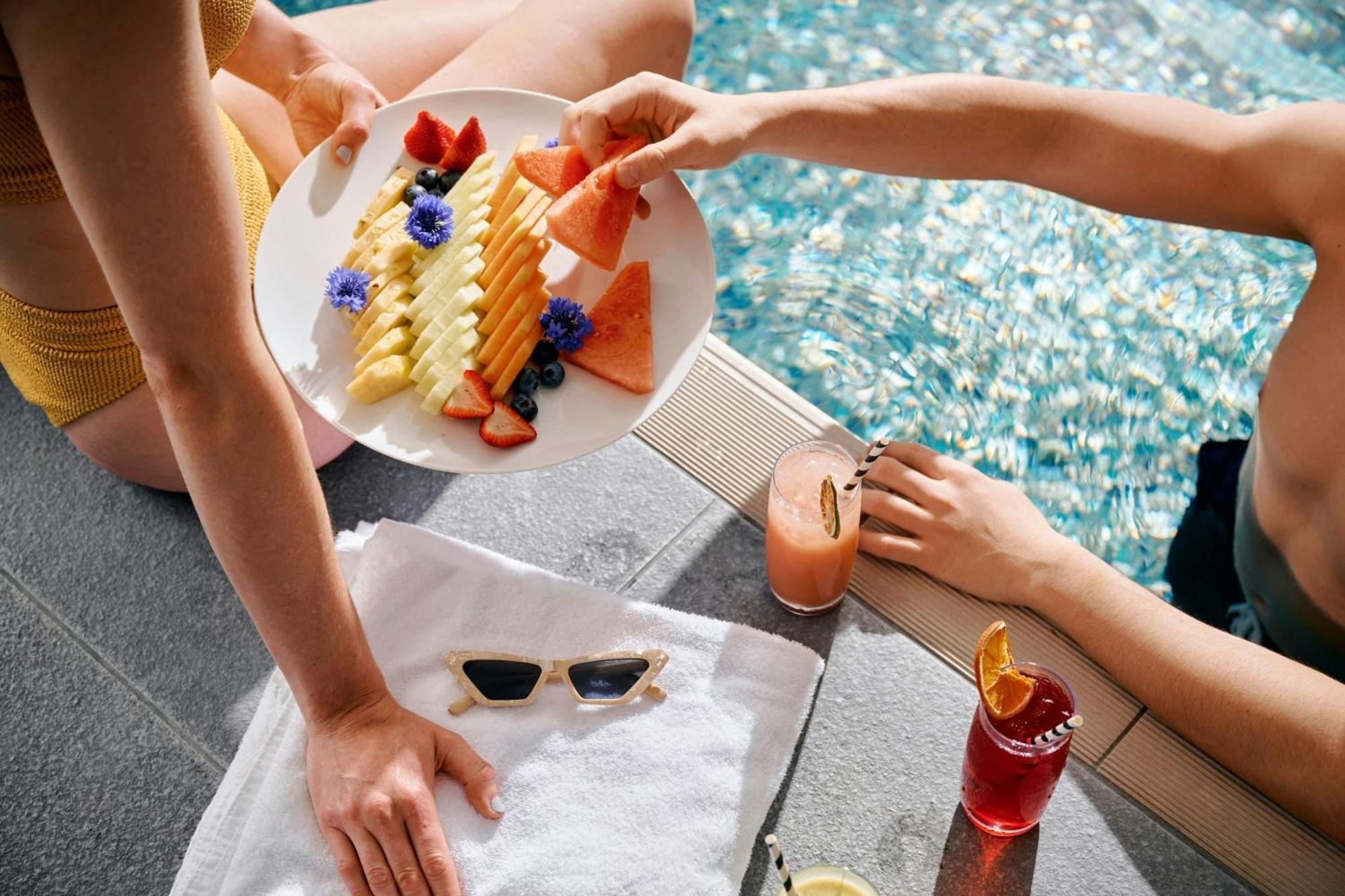 Sheraton Melbourne Hotel Exteriör bild Poolside service